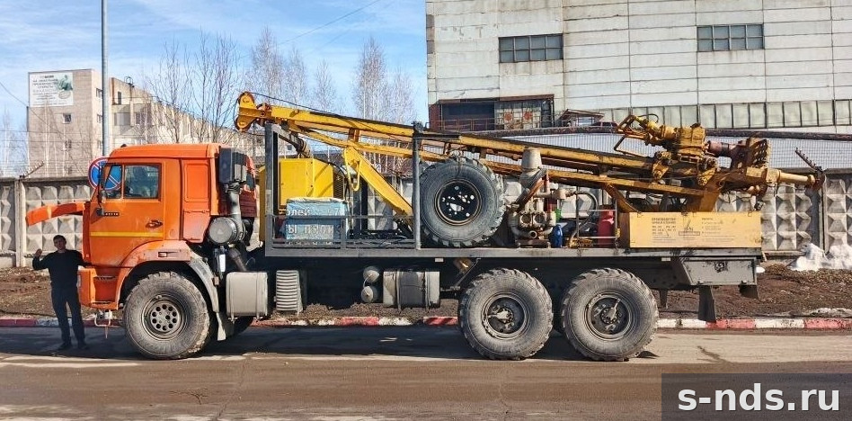 Буровая установка УРБ-2А2 на шасси КАМАЗ-43118 с компрессорным агрегатом, буровым насосом, гидравлической лебедкой и установкой для статического зондирования.