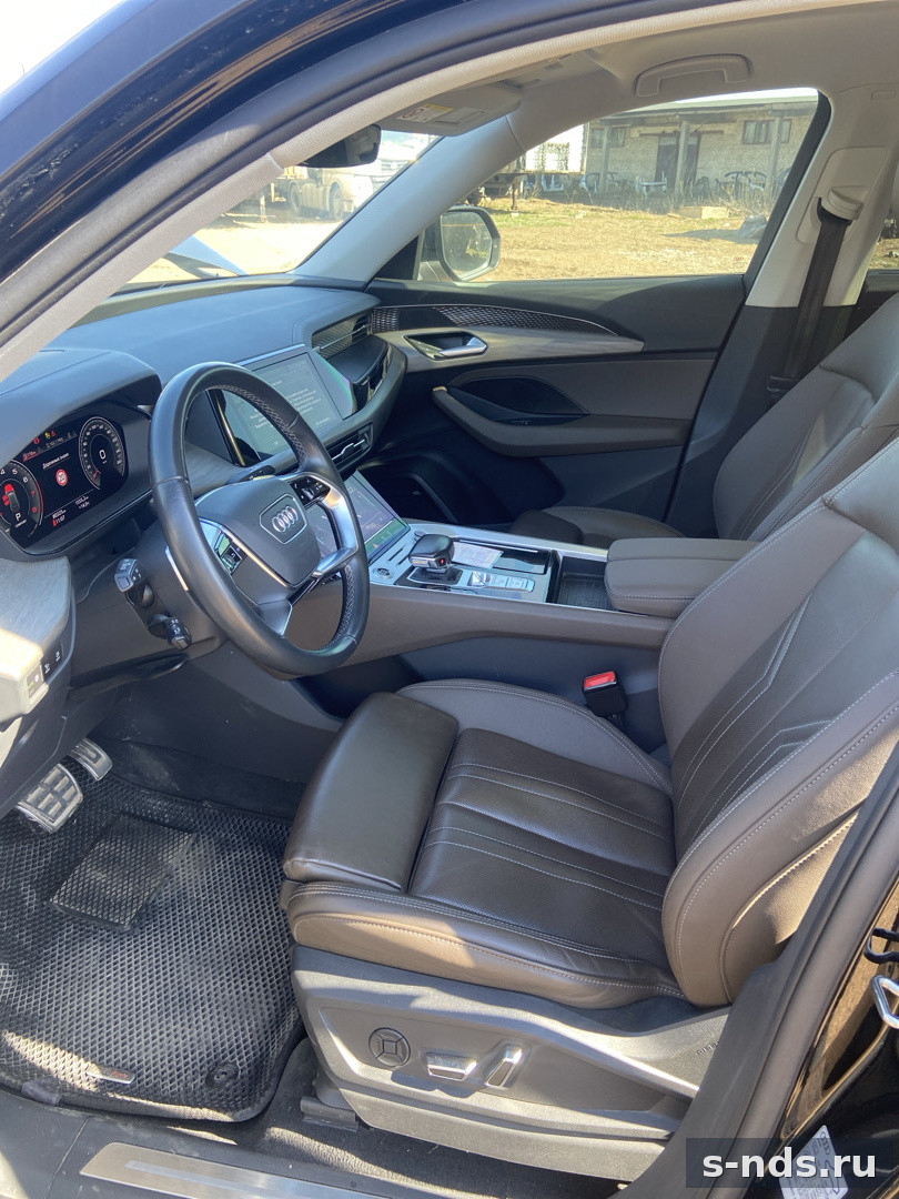 Автомобиль Audi Q6