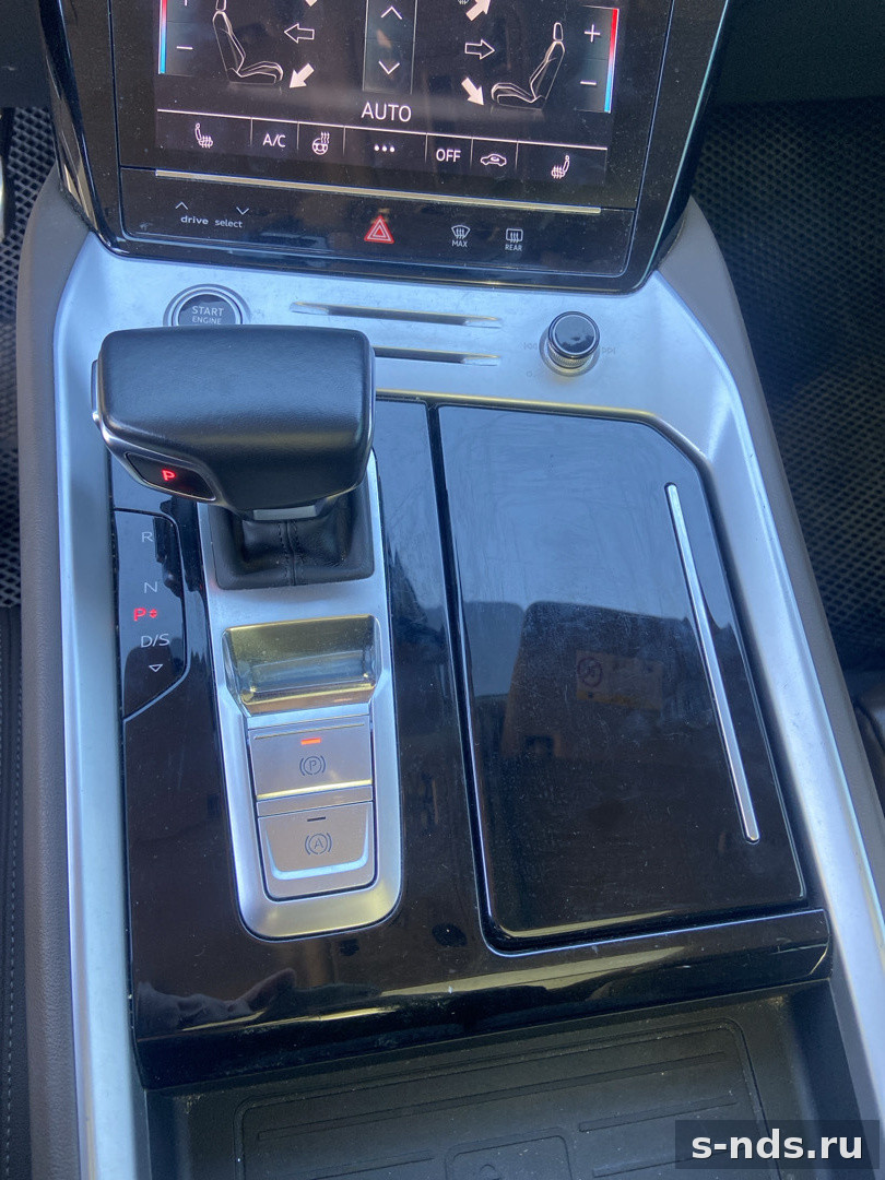 Автомобиль Audi Q6