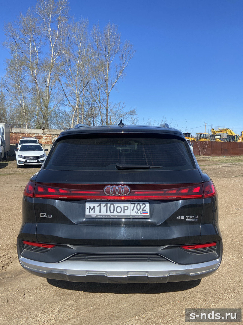 Автомобиль Audi Q6