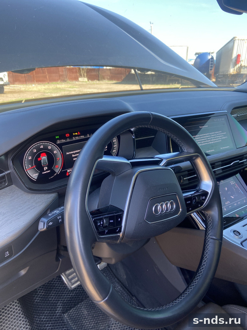 Автомобиль Audi Q6