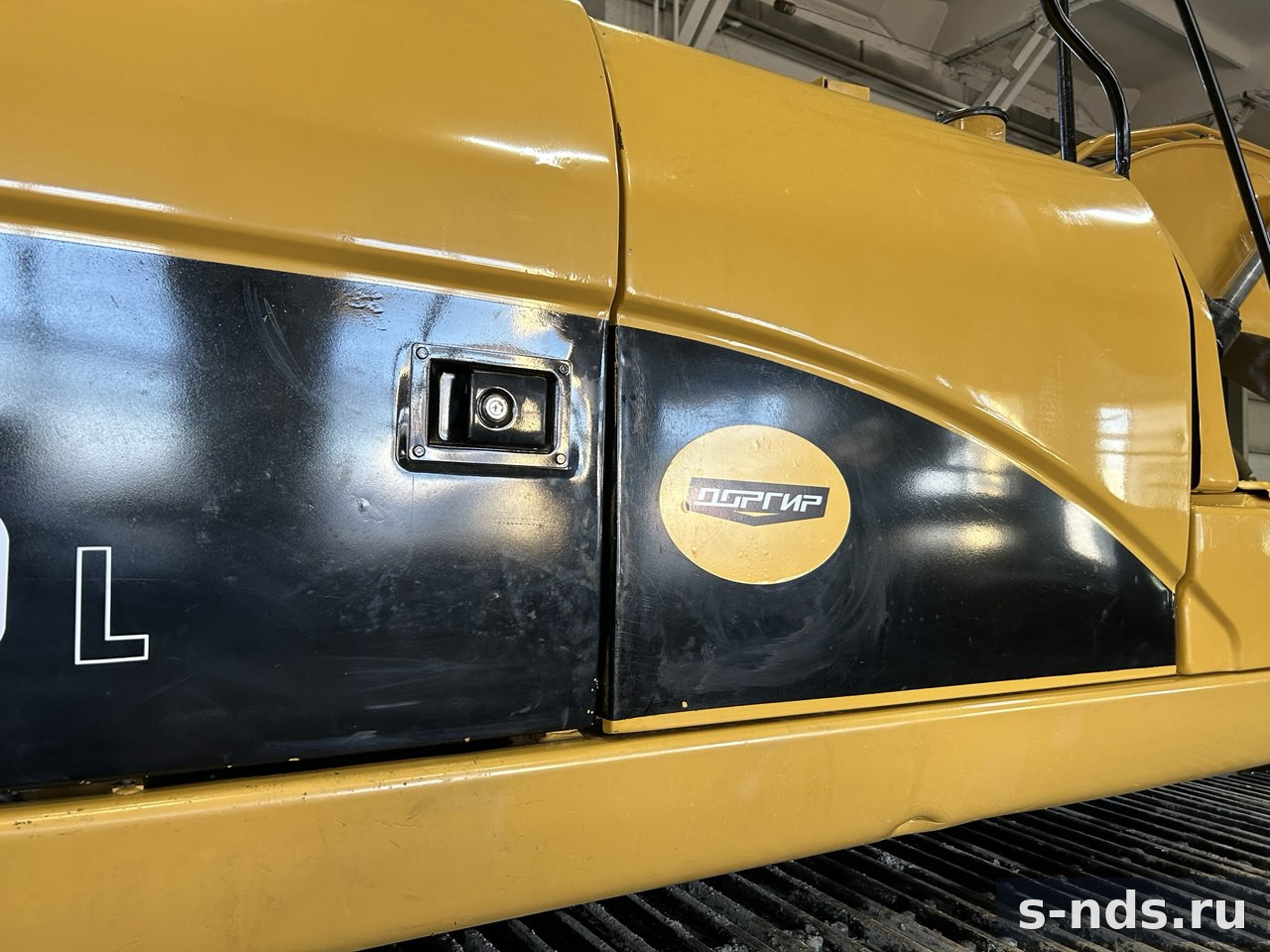 Гусеничный экскаватор CAT 320DL