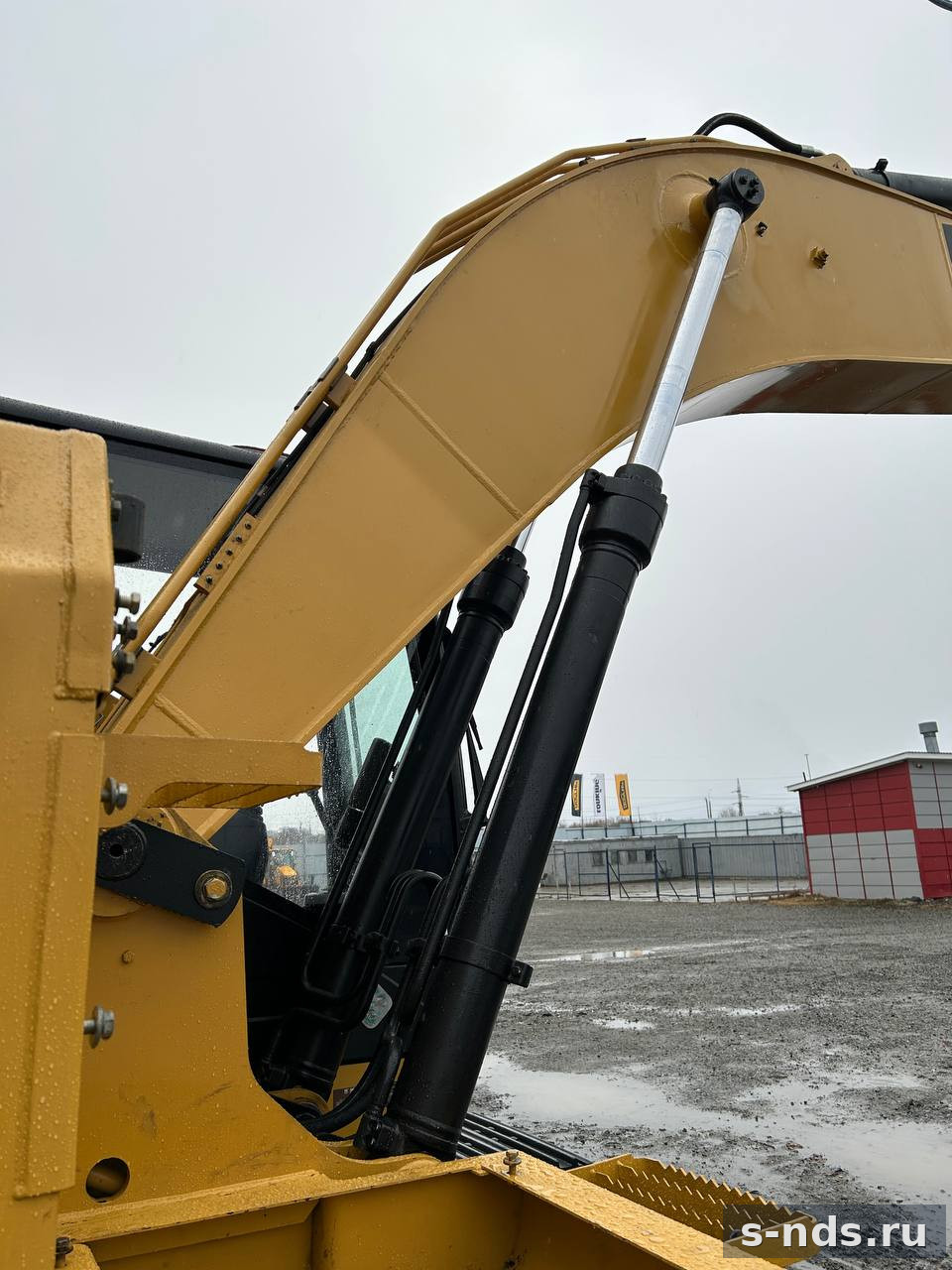 Гусеничный экскаватор CAT 320DL
