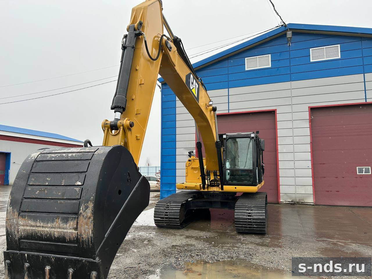 Гусеничный экскаватор CAT 320DL